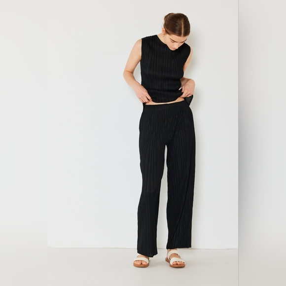 Marina West Swim Pleated Elastic-Waist Straight Pants - Picture 2 of 3